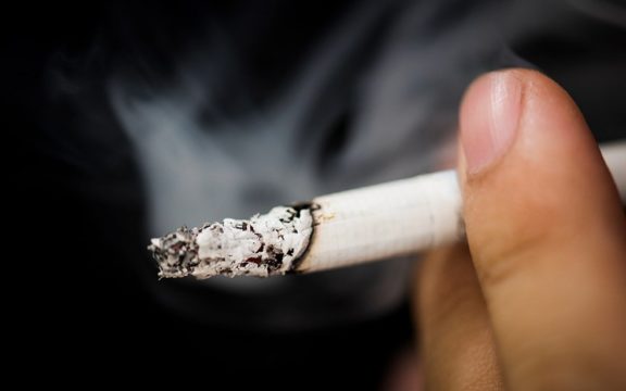 La subida del tabaco hace que los jóvenes dejen de fumar