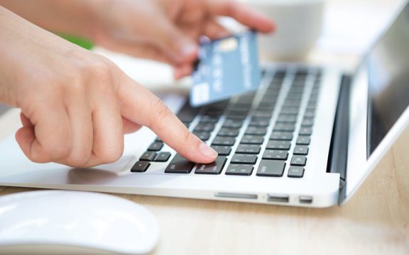 Desigual cierra tiendas y apuesta por Internet y corners