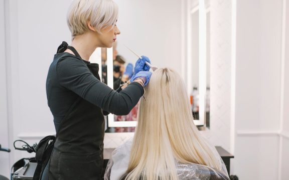 El pelobús: una peluquería para personas sin hogar