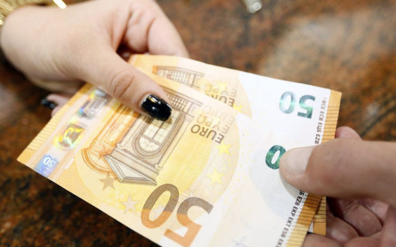 ¿Cómo detectar billetes falsos en mi comercio?
