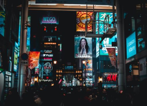 ¿Cómo mejorar la experiencia del cliente con la cartelería digital?