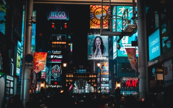 ¿Cómo mejorar la experiencia del cliente con la cartelería digital?