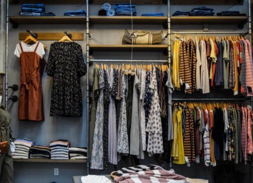 Cómo atraer al cliente de tu tienda de ropa con pantallas LED de publicidad