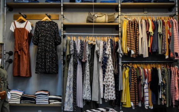 Cómo atraer al cliente de tu tienda de ropa con pantallas LED de publicidad