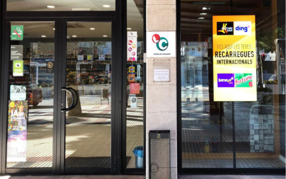 ¿Por qué es recomendable instalar pantallas publicitarias para escaparates?