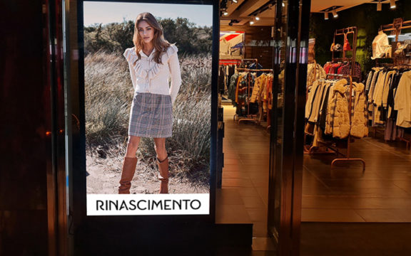 ¿Cómo atraer nuevos clientes con pantallas de escaparate?