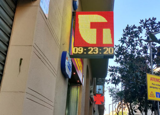 Potencia la visibilidad de tu negocio con una banderola led publicitaria