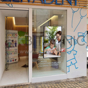Pantalla de escaparate de 46'' para clínica dental (Xativa)