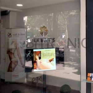 Pantalla de escaparate de 46'' para peluquería estética (Barcelona)