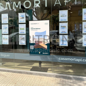 Pantalla de escaparate de 55'' para inmobiliaria (Torroella de Montgrí)