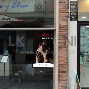 Pantalla de escaparate de 55'' para peluquería (Madrid)