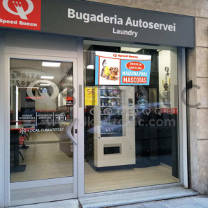 Pantalla de escaparate de 65'' para lavandería (Barcelona)