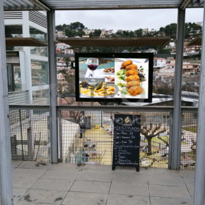 Pantalla de exterior de 75'' para bar (Barcelona)