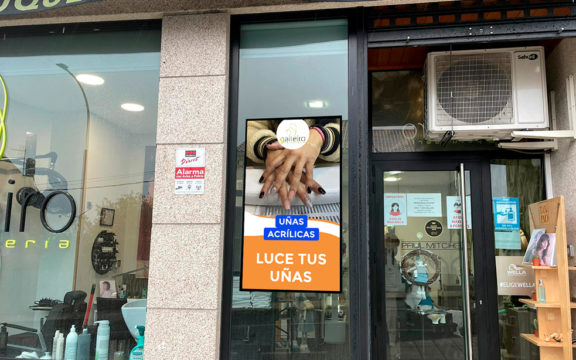 Pantallas LED de escaparate: la guía definitiva 2023
