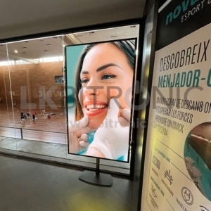 Pantalla de escaparate de 74'' para clínica dental (Barcelona)