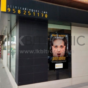 Pantalla de escaparate de 75'' para clínica dental (Granada)