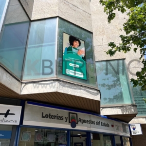 Pantalla de escaparate de 75'' para clínica dental (Barcelona)