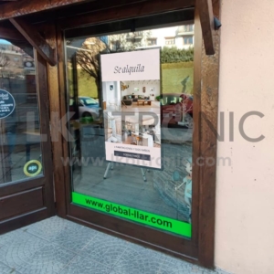 Pantalla de escaparate de 55'' para inmobiliaria (Girona)