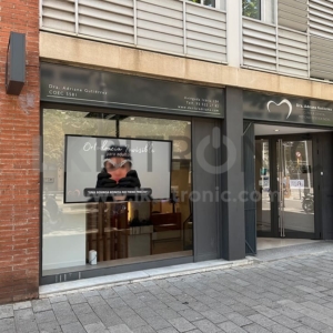 Pantalla de escaparate de 75'' para clínica dental (Barcelona)